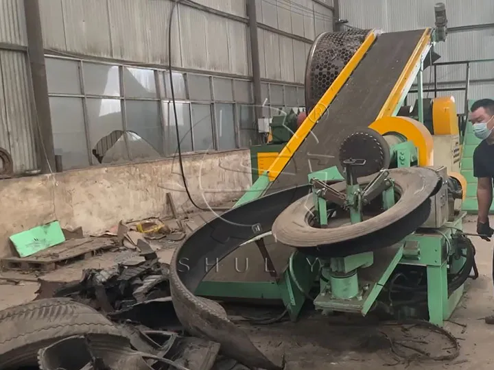 타이어 분해 기계 작동 모습