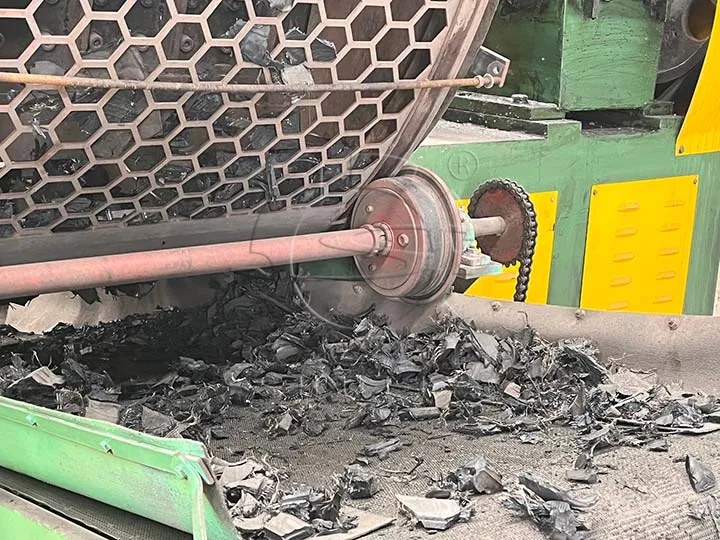 Blocs de pneus broyés
