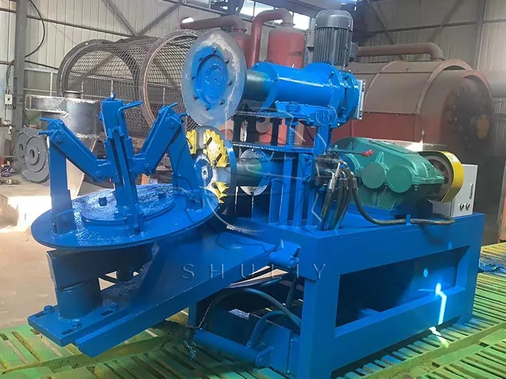 Machine de retrait et de découpe de talon de pneu