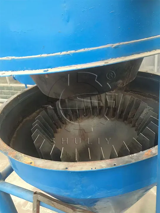 Séparateur de fibres de poudre de caoutchouc avec ventilateur intégré